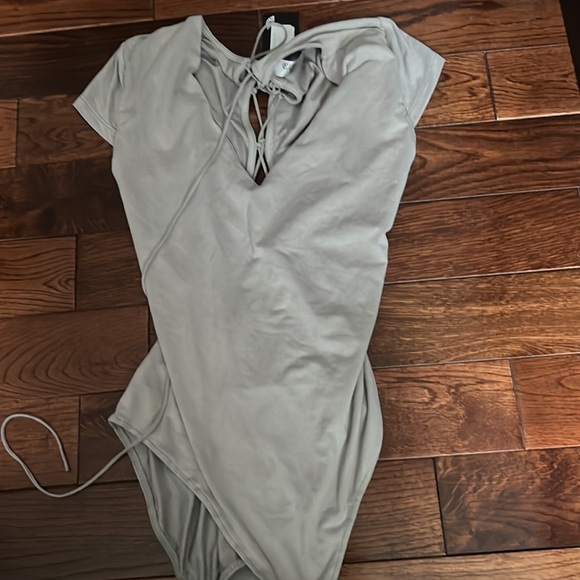 Tighten the strings lace-up bodysuit - Picture 4 of 5